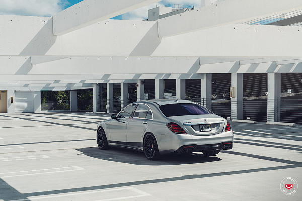Фото дисков Vossen S17-04 Черный глянец на Mercedes-Benz S-Class (W222, C217)