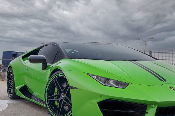 Фото дисков CEC C112 Черный глянец на Lamborghini Huracan