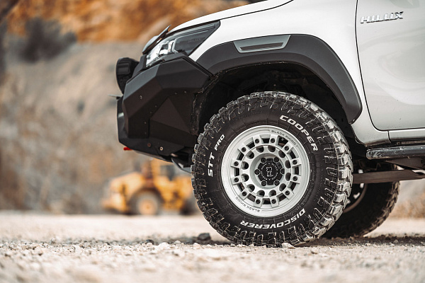 Фото дисков Black Rhino FUJI Белый сатин на Toyota Hilux VIII