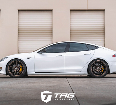 Фото дисков HRE FF04 на Tesla Model S