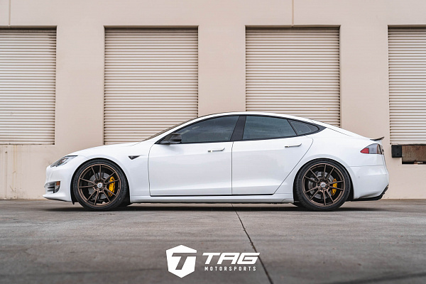 Фото дисков HRE FF04 Сатиновая бронза на Tesla Model S