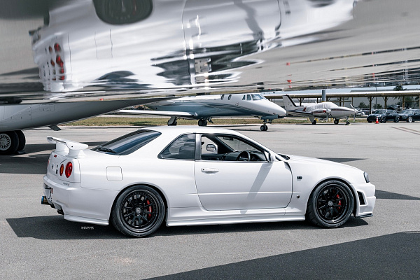 Фото дисков Strasse Wheels R10 Competition Черный глянец на Nissan GT-R