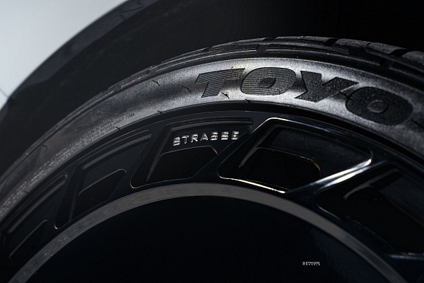 Фото дисков Strasse Wheels SV101 Deep Concave Duoblock RR Черный глянец на Rolls-Royce Cullinan
