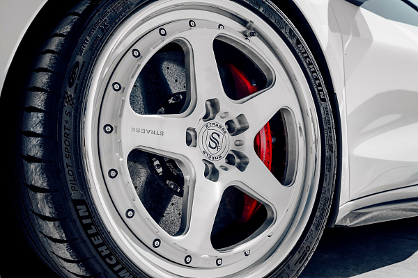 Фото дисков Strasse Wheels S5 Track Глянцевый лак на Chevrolet Corvette C8