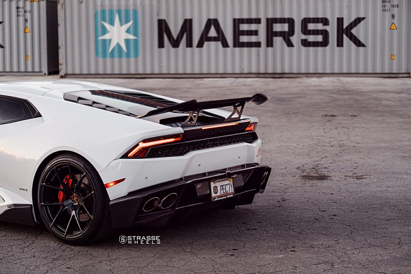Фото дисков Strasse Wheels SM5R Deep Concave Monoblock Черный глянец на Lamborghini Huracan