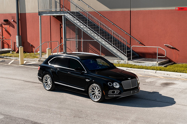 Фото дисков Anrky AN30 Глянцевый лак на Bentley Bentayga