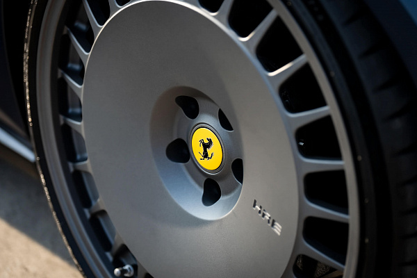 Фото дисков HRE 935M Сатиновый графит на Ferrari FF