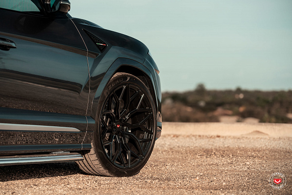 Фото дисков Vossen S17-01 Черный глянец на Lamborghini Urus