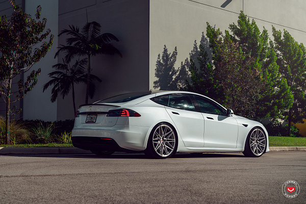 Фото дисков Vossen EVO-5R Глянцевый тонированный лак на Tesla Model S
