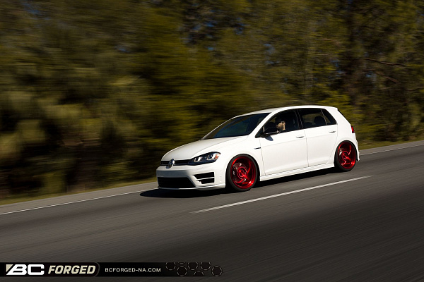 Фото дисков BC Forged RZ39 Красный глянец на Volkswagen Golf VII