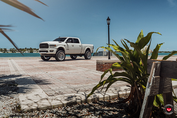 Фото дисков Vossen VFX-03 Черный глянец на Ram 1500 V
