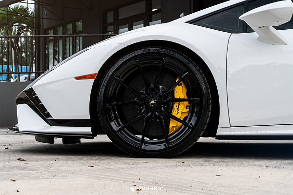 Фото дисков Anrky AN22 Черный глянец на Lamborghini Huracan