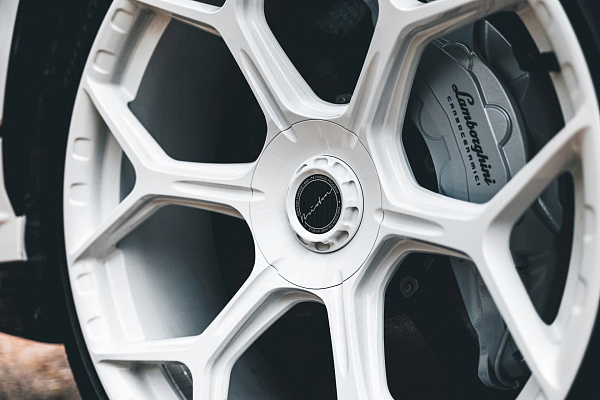 Фото дисков Brixton Forged MW03 Белый глянец на Lamborghini Urus