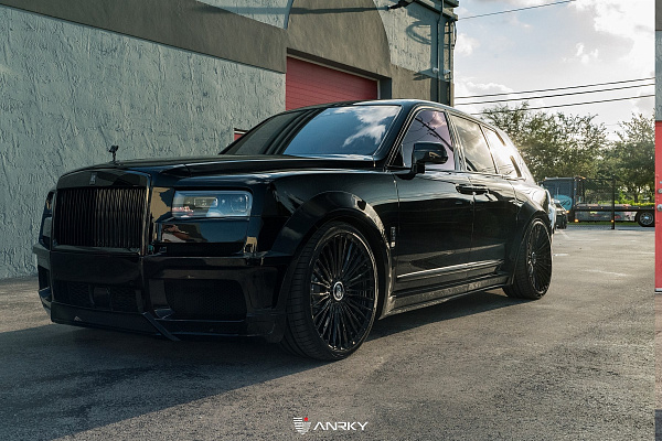 Фото дисков Anrky RF-230 Черный глянец на Rolls-Royce Cullinan