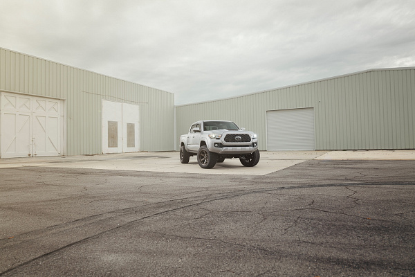 Фото дисков 4PLAY 4P63 Сатиновая темная бронза на Toyota Tacoma III