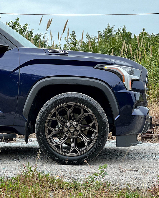Фото дисков 4P83 Сатиновая бронза на Toyota Sequoia III