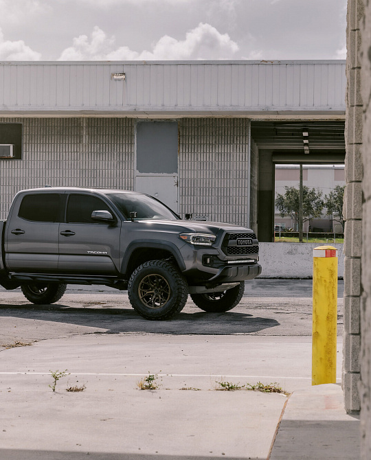 Фото дисков HF6-4 Сатиновое темное золото на Toyota Tacoma III