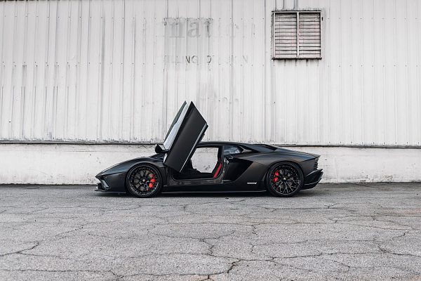Фото дисков Brixton Forged TR05 Черный глянец на Lamborghini Aventador