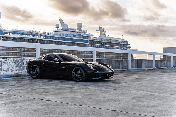 Фото дисков Strasse Wheels SV2 Deep Concave Duoblock Другой цвет на Ferrari 599