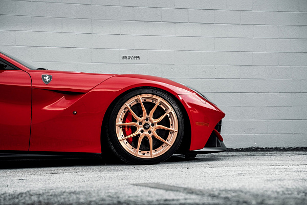Фото дисков Strasse Wheels SV5 Deep Concave Duoblock Сатиновое золото на Ferrari 812