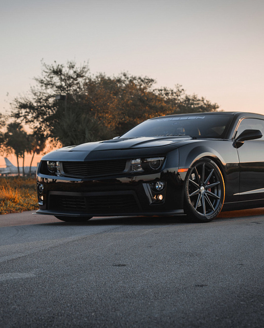 Фото дисков VFS-10 Глянцевый графит на Chevrolet Camaro V