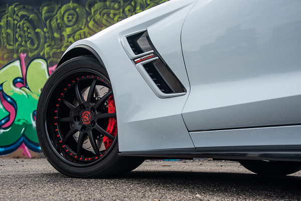 Фото дисков Strasse Wheels R10 Signature Черный сатин на Chevrolet Corvette C7