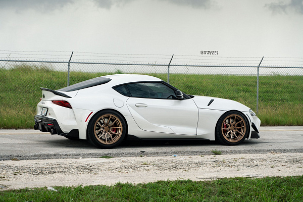 Фото дисков Strasse Wheels SV5 Deep Concave Duoblock Сатиновое темное золото на Toyota Supra A90