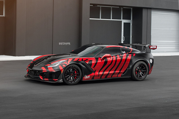 Фото дисков Strasse Wheels SV1 Deep Concave FS Черный глянец на Chevrolet Corvette C7
