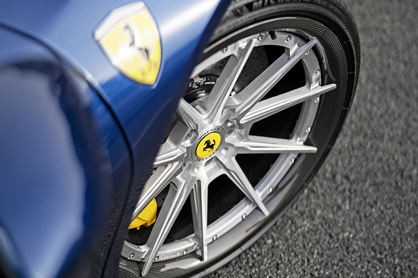 Фото дисков Strasse Wheels SV10 Track Сатиновый лак на Ferrari SF90
