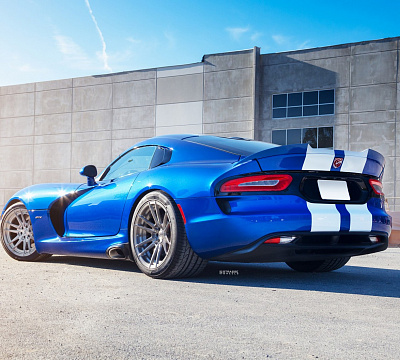 Фото дисков Strasse Wheels SV12 Deep Concave Duoblock на Dodge Viper