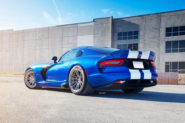 Фото дисков Strasse Wheels SV12 Deep Concave Duoblock Глянцевый темный лак на Dodge Viper
