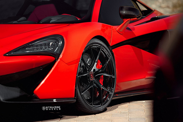 Фото дисков Strasse Wheels SM5R Deep Concave Monoblock Черный глянец на McLaren 570S