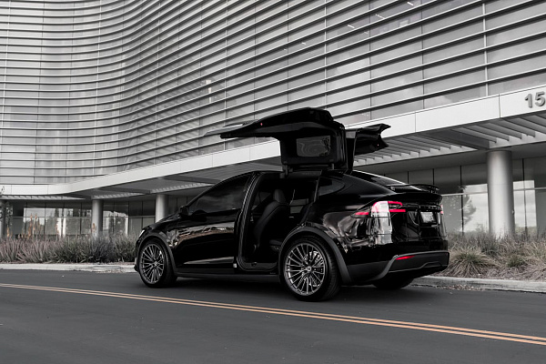 Фото дисков Brixton Forged PF20 R Сатиновый графит на Tesla Model X
