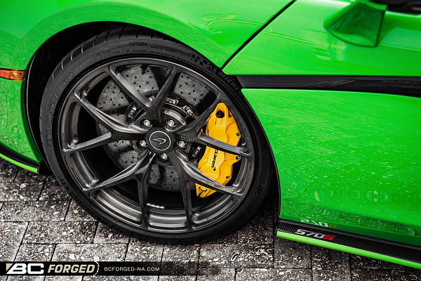 Фото дисков BC Forged RZ21 Глянцевый темный лак на McLaren 570S