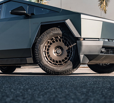 Фото дисков Brixton Forged TR09 AERO1 на Tesla Cybertruck