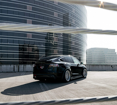 Фото дисков HRE 501 на Tesla Model X