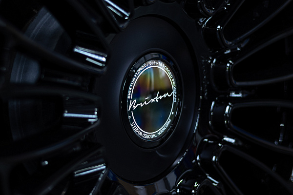 Фото дисков Brixton Forged LX01 Черный глянец на Cadillac Escalade V
