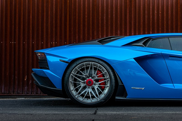 Фото дисков Brixton Forged VL4 Сатиновый темный лак на Lamborghini Aventador