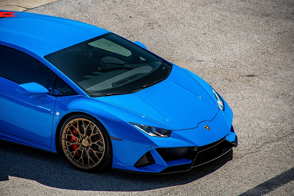Фото дисков Anrky AN10 Сатиновое золото на Lamborghini Huracan