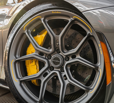 Фото дисков Brixton Forged CM5-RS на Ferrari SF90