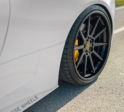 Фото дисков Strasse Wheels R10 Deep Concave FS на Aston Martin Vanquish 2