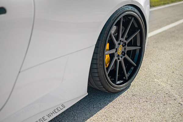Фото дисков Strasse Wheels R10 Deep Concave FS Черный глянец на Aston Martin Vanquish 2
