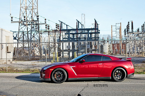Фото дисков Strasse Wheels R10 Deep Concave FS Черный глянец на Nissan GT-R