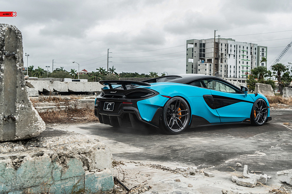 Фото дисков Anrky AN11 Глянцевый графит на McLaren 600