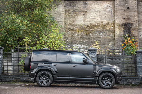 Фото дисков Kahn Mondial Retro RS Черный сатин на Land Rover Defender II