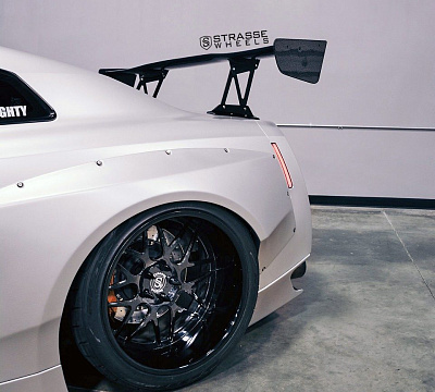 Фото дисков Strasse Wheels SV8 Signature на Nissan GT-R