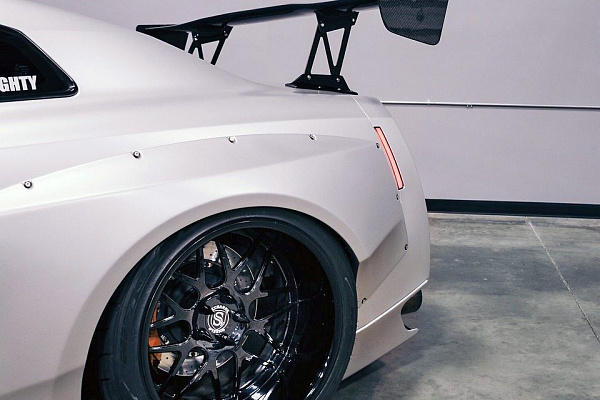 Фото дисков Strasse Wheels SV8 Signature Черный глянец на Nissan GT-R