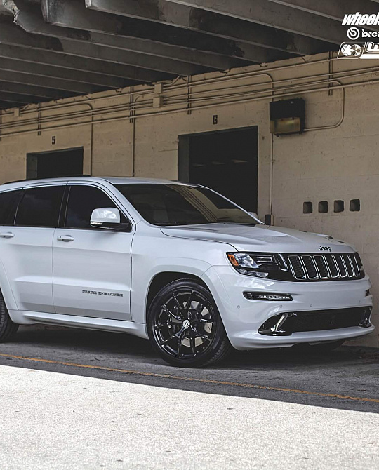 Фото дисков P101 Черный глянец на Jeep Grand Cherokee IV