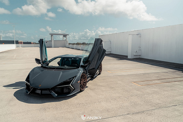 Фото дисков Anrky AN20 Глянцевая темная медь на Lamborghini Revuelto