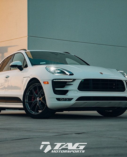 Фото дисков P101 Глянцевый темный лак на Porsche Macan I